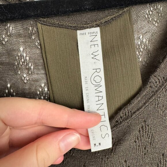 Free People New Romantics olive green sweater button back detail size medium A29 - Picture 2 of 7